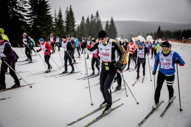 Na nartach można nie tylko zjeżdżać, ale też biegać i chodzić. Narciarze biegowi i skiturowi także muszą stosować się do zasad bezpieczeństwa.Na zdjęciu: