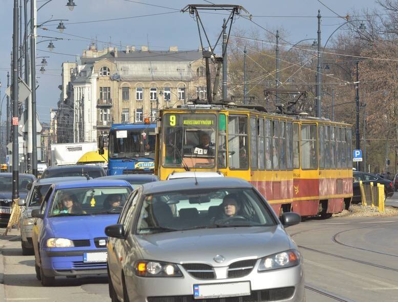 Największy problem mają tramwaje, które na ul. Narutowicza muszą wjechać na torowisko niewydzielone z jezdni, tuż za ul. Wschodnią Fot: Paweł Łachet