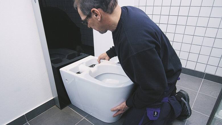 Remontując łazienkę warto znaleźć zaufaną ekipę remontową, która rzetelnie wykona swoją pracę.