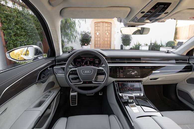 Nowe Audi S8 może być bardzo wygodną luksusową limuzyną lub prawdziwie dynamicznym samochodem sportowym - wszystko zależy od kierowcy. Fot. Audi