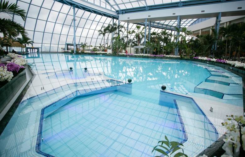 Strefa Relax, duży basen ma ponad 800 mkw powierzchni, a woda temperaturę 32 stopni<br /> Zobacz kolejne zdjęcia. Przesuwaj zdjęcia w prawo - naciśnij strzałkę lub przycisk NASTĘPNE