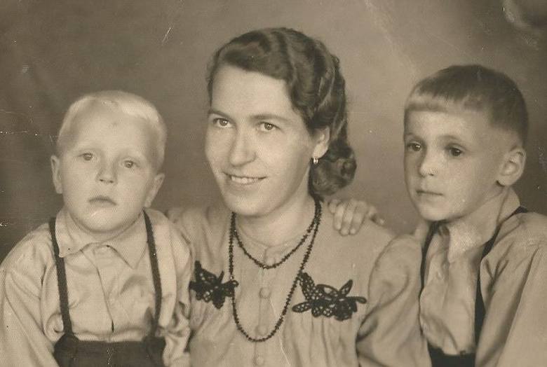 Z mamą i bratem Romanem w 1944 r. Pamiętam z wojny pospieszne schodzenie z mamą i bratem do piwnicy w czasie nalotów bombowych