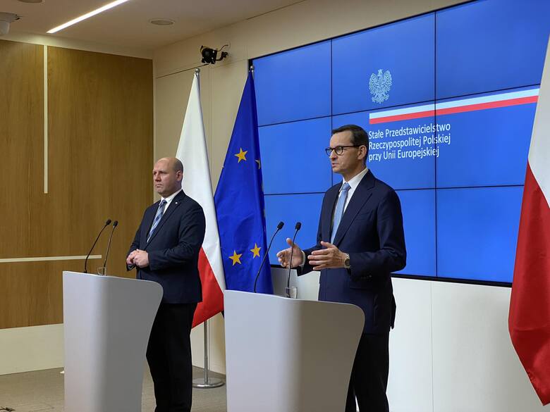 Premier Mateusz Morawiecki (z prawej) i Szymon Szynkowski vel Sęk, minister ds. europejskich.