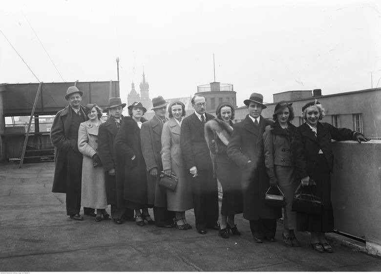 Zespół Teatru Bagatela. Widoczni m.in.: Barbara Relska (1. z prawej), Konrad Ostrowski (3. z prawej, w kapeluszu), Tadeusz Pilarski, Zofia Wirska, redaktor Jan Maleszewski (5. z prawej, w okularach). Listopad 1936 r.