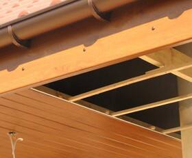 Podbitka dachowa z PVC czy z drewna?