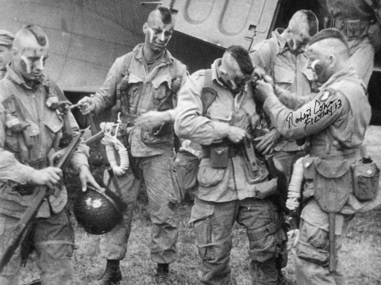 Żołnierze "Brudnej trzynastki" przed wylotem do Normandii