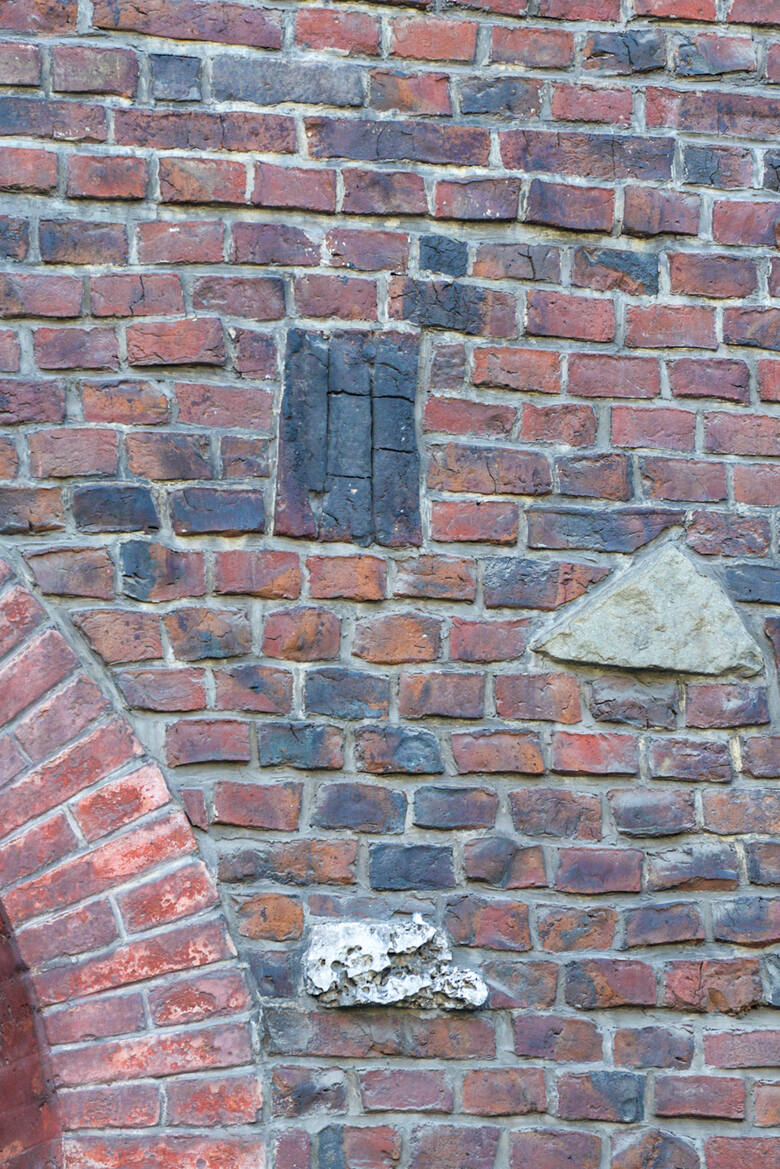 Możemy zauważyć, że cegły są powkładane w różne miejsca, niezgodnie z wątkiem ceglanym, co oznaczało, że Talowski musiał pracować z naprawdę dobrymi murarzami