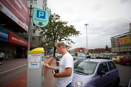 W Łodzi jest 218 parkomatów.  Za pierwsze pół godziny kierowcy płacą 1 zł.