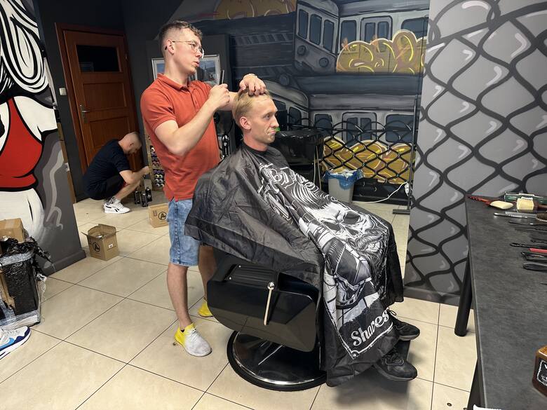 Gwiazdy Gogglebox, Morus i Nagana otworzyli swój barbershop w Kielcach! 