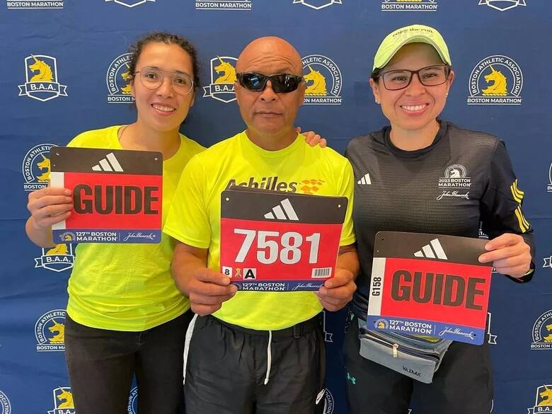 Niewidomy były meksykański policjant Francisco Juarez pobiegł w Boston Marathon 2023 z numerem startowym 7581