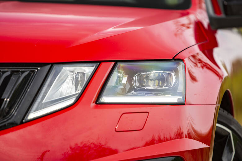 Oświetlenie samochodu jest jednym z najważniejszych elementów wpływających na bezpieczeństwo jazdy. Chodzi o to, aby pojazd był widoczny z daleka, także