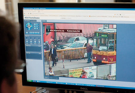 Na 5 skrzyżowaniach w Łodzi są zamontowane kamery, z których obraz wysyłany jest do nadzoru ruchu - wkrótce na monitorach będzie też widać, co dzieje się w pojazdach.