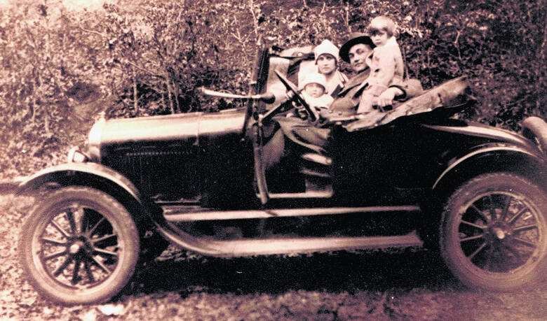 Bolesław Filiński w swoim Fordzie T Roadster. Obok niego siostra Maria z córeczką. Na ramieniu ojca siedzi Zbyszek. Zdjęcie z 1929 roku Fot: Archiwum