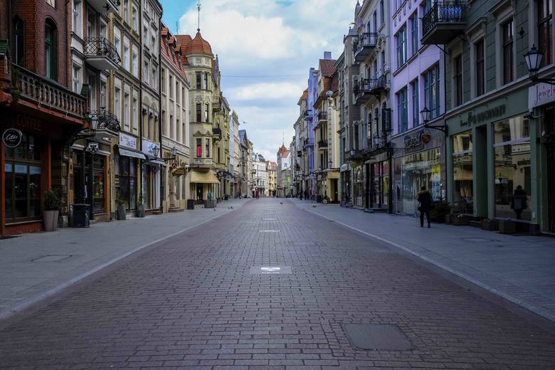 <strong>Puste ulice to od kilku tygodni standardowy widok w Toruniu. Sprawdźcie, jak torunianie radzą sobie z paniką przed koronawirusem</strong><br /> <br /> [b]POLECAMY:<br /> <br />...
