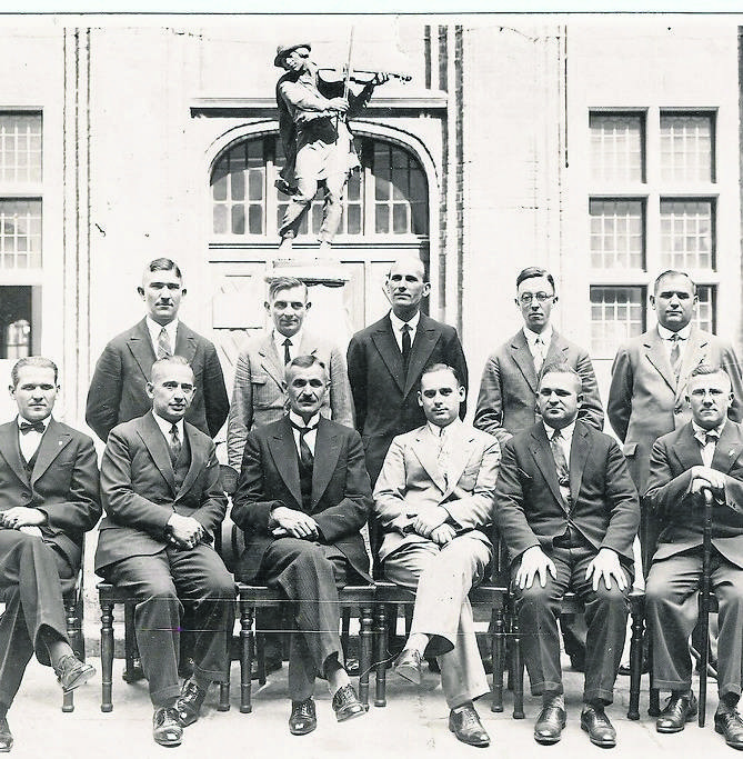 Ojciec autora wspomnień, Ferdynand Roth (trzeci z lewej, w pierwszym rzędzie) wraz z pracownikami Urzędu Miejskiego w Toruniu