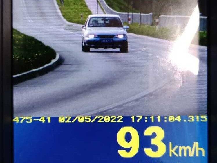 Zdjęcie przedstawia jadący drogą samochód oraz wskazanie prędkości laserowego miernika.