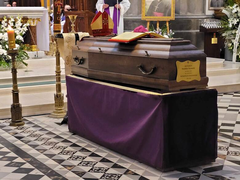 Po uroczystościach pogrzebowych ciało arcybiskupa spoczęło w krypcie