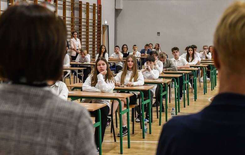 Na egzaminie ósmoklasisty z polskiego 2024 będą dwa tematy do wyboru: rozprawka lub opowiadanie. Jakiej krótkiej formy wypowiedzi możemy się spodzie
