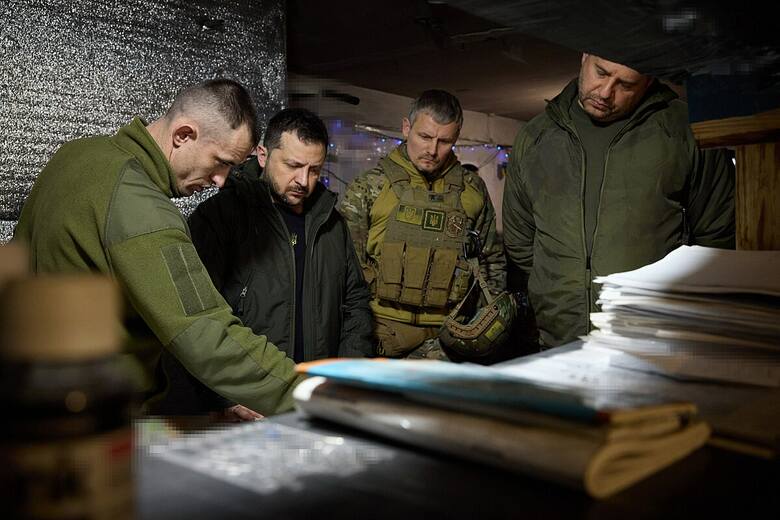 Zdaniem agencji Bloomberg, administracja Joe Bidena ma wezwać prezydenta Ukrainy Wołodymyra Zełenskiego, by ukraińskie siły zbrojne wstrzymały działania