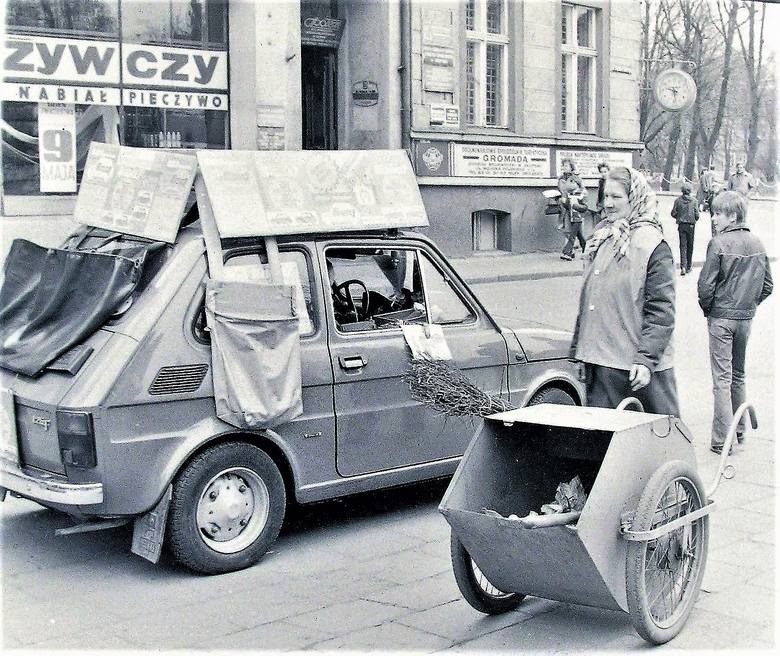 Maj 1980 r, na początku al. Wojska Polskiego loteria w maluchu i pani sprzątająca na czatach