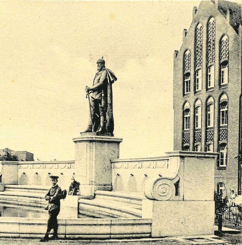 Fronton Szkoły Wydziałowej (niemieckiej Mittelschule) na fotografii wykonanej po 1911 r. Na pierwszym planie widoczna instalacja z pomnikiem cesarza