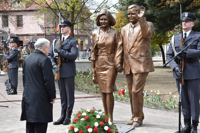 Pomnik Lecha i Marii Kaczyńskich w Białej Podlaskiej został odsłonięty w maju 2017 r. <br /> <br /> - Lech Kaczyński wpisał się w polską historię, jak nikt inny w ostatnich dziesięcioleciach. Walczył z komunizmem, ale walczył całkowicie. Nie było na niego żadnych teczek. Dla niego Polską byli...