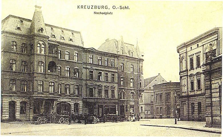 Zabytkową kamienicę przy placu Niepodległości (wówczas Nachodplatz) w Kluczborku zbudowano w 1875 roku.