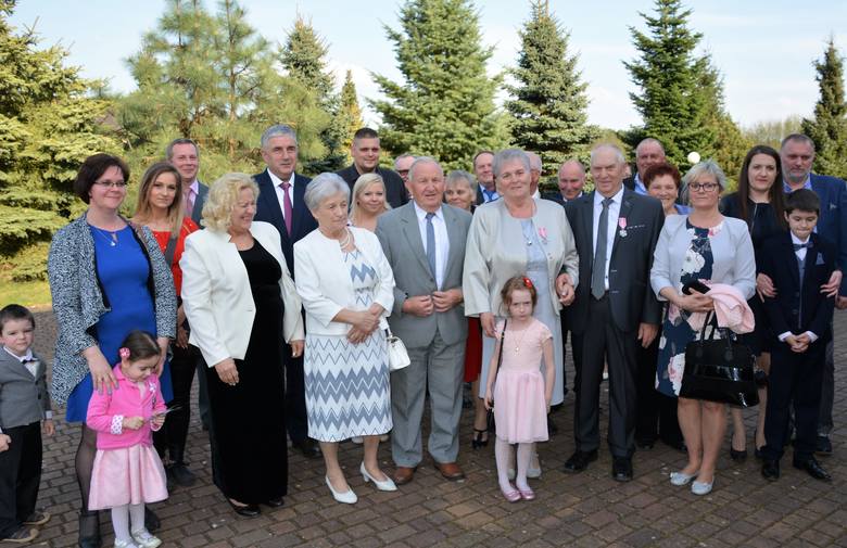 Janina i Konrad Małek z Zamartego Złote Gody świętowali z rodziną, burmistrzem W. Głomskim i D. Lebodą z USC