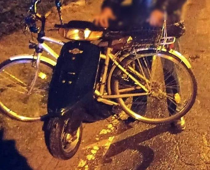 Pijany z dożywotnim zakazem wiózł rower na skuterze. Zobacz wideo