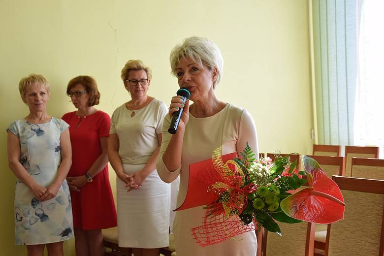 Stojąc podziękowano dyrektorce szkoły w Wołuszewie