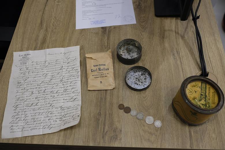 Max Mallon umieścił w puszce po kawiorze metalowe pudełko, a do środka, poza listem, wrzucił monety oraz paczkę po nasionach, którymi handlował.
