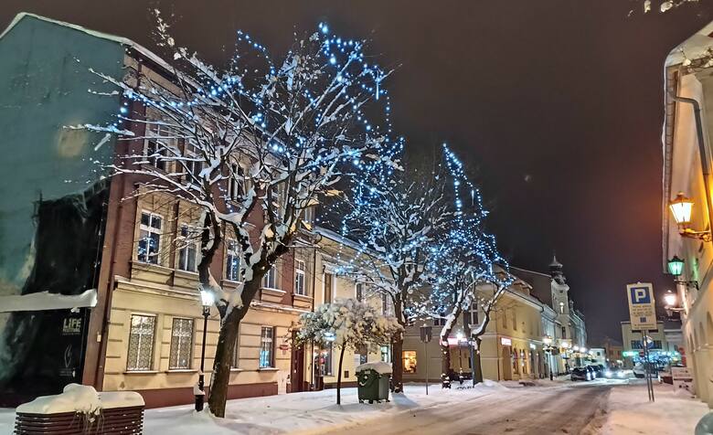 Zima w Oświęcimiu ma swoje uroki, szczególnie w świątecznej oprawie i wieczorową porą