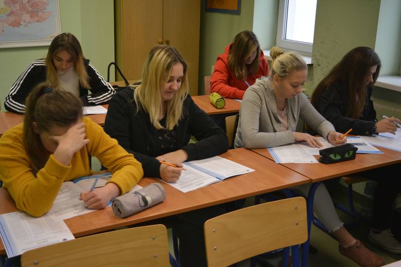 Uczniowie ZSP nr 3 w Łowiczu czekają na wyniki olimpiady przedsiębiorczości i zarządzania [ZDJĘCIA]