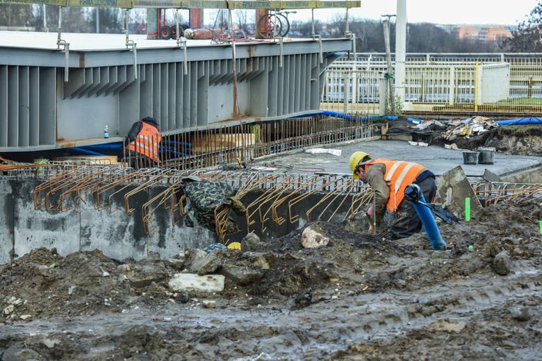 Remont wiaduktu wzdłuż Wojska Polskiego w Bydgpszczy wchodzi w ostatnią fazę. Teraz nowa konstrukcja będzie powoli opuszczana na podpory.