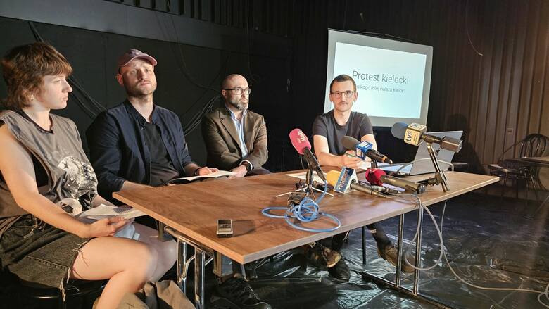 W konferencji udział wzięli dramaturżka Julia Nowak, dziennikarz Piotr Szostak, dyrektor teatru Michał Kotański oraz koordynator literacki Paweł Sab