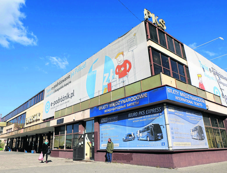 Dworzec PKS - niegdyś chluba Białegostoku, dzisiaj zniechęca podróżnych, jego szpetotę starają się zakryć reklamy. Wkrótce gmach zniknie z powierzchni ziemi. Zastąpi go mniejszy dworzec i galerie handlowe.