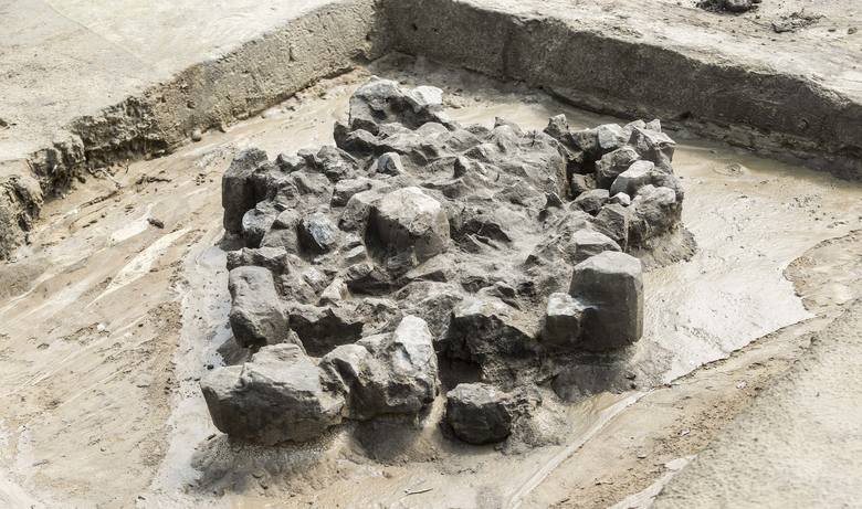 Wczesnosłowiańska osada w Jabłonicy Ruskiej.Archeolodzy natrafili na półziemiankę o kształcie kwadratu z ruiną pieca kamiennego w jednym z narożników. 