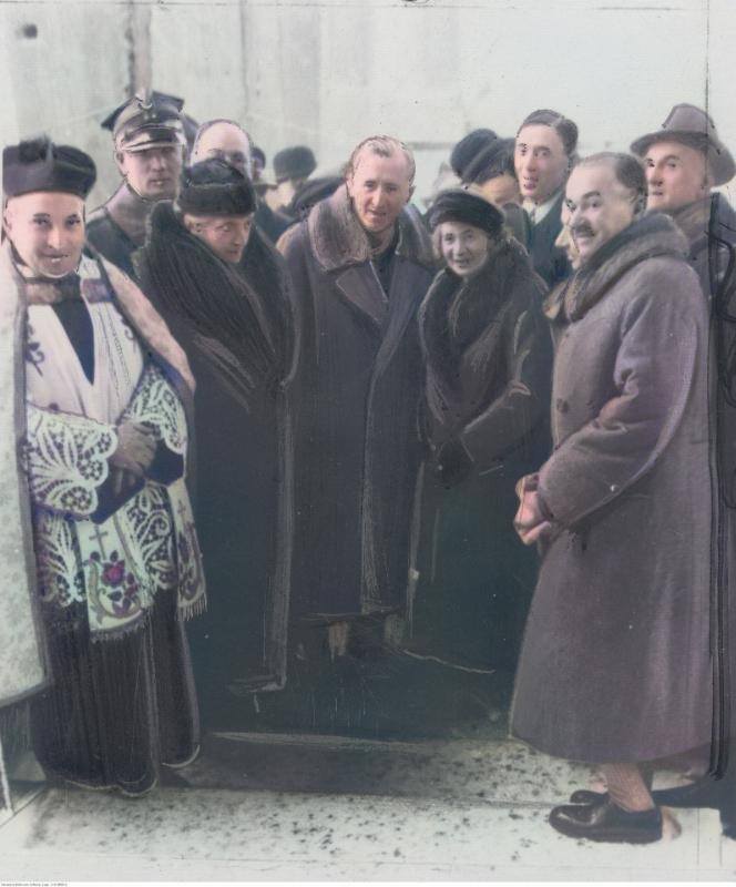 Grupa uczestników poświęcenia na stacji kolejki. Widoczni m.in. żona marszałka Józefa Piłsudskiego