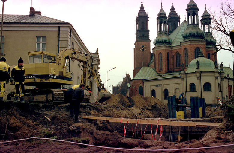Jak wyglądał Poznań 20 lat temu? W roku 2000 niemal wszystko wyglądało inaczej. Obejrzycie zdjęcia i przenieście się w czasie.<br /> <br /> <strong>Kolejne zdjęcie --></strong><br /> <br /> 