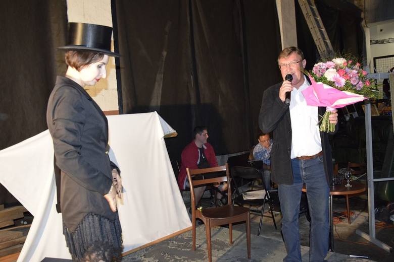 Impreza jubileuszowa grupy teatralnej Banana Perwers odbyła się w piątek, 7 września, w skierniewickiej parowozowni. Teatr został założony 10 lat temu przez Dominikę Dawidowicz. Podczas imprezy były życzenia podziękowania, oraz spektakl. 