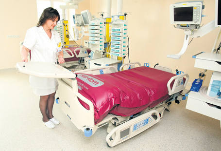 Nowoczesne łóżka, które automatycznie ważą pacjenta i oklepują dzięki specjalnemu materacowi, prezentuje pielęgniarka oddziałowa Bogumiła Snopek. 