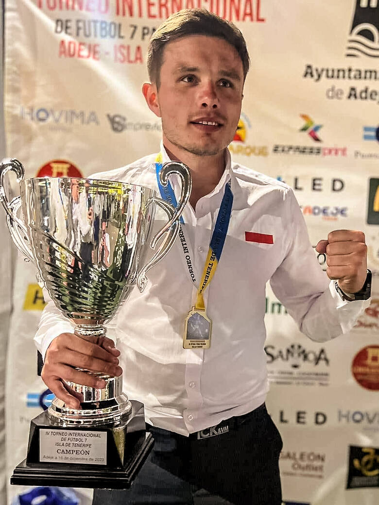 Marcin Piotrowski z pucharem za wygranie Mistrzostw Świata Drużyn Policyjnych w piłce nożnej 7- osobowej