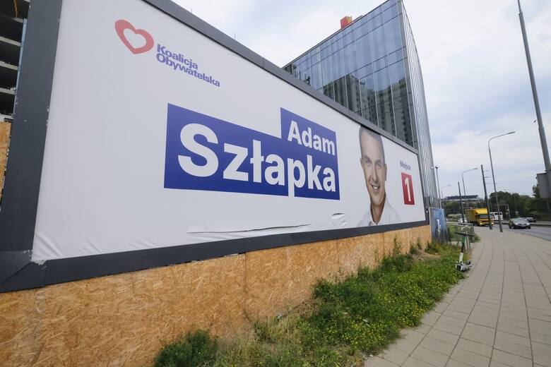Adam Szłapka na nielegalnym billboardzie
