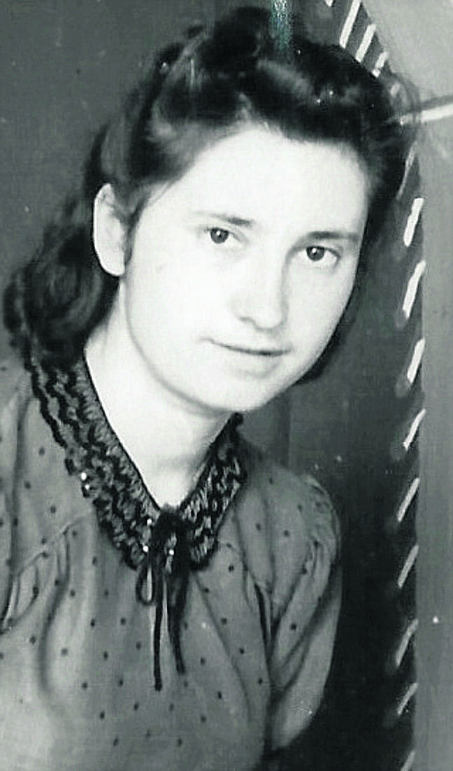 Danuta Huzarska (Rymińska) w 1939 r.  ukończyła Gimnazjum im. Anny z Sapiehów Jabłonowskiej. Tu na zdjęciu z 1944 r. 