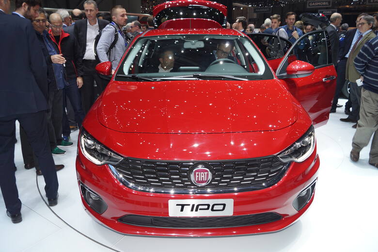 Fiat TipoTipo jako pięciodrzwiowy hatchback i Tipo kombi. Te dwie odmiany auta mają swoją premierę podczas trwającego właśnie salonu samochodowego w