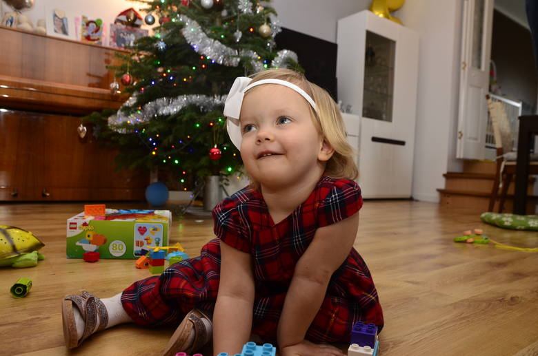 Dwuletnia Zosia Smura obecnie w niczym nie przypomina dziewczynki, która jeszcze niedawno codziennie płakała z bólu i spędziła trzy miesiące w szpitalach