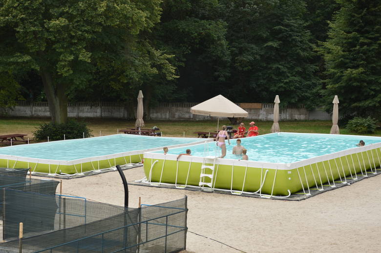 Ratownicy: Zbigniew Szart i Anita Demko strzegą bezpieczeństwa kąpiących się na żagańskich basenach