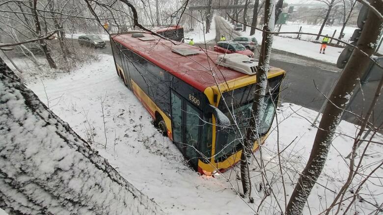 Autobus wbił się w skarpę wiaduktu we Wrocławiu