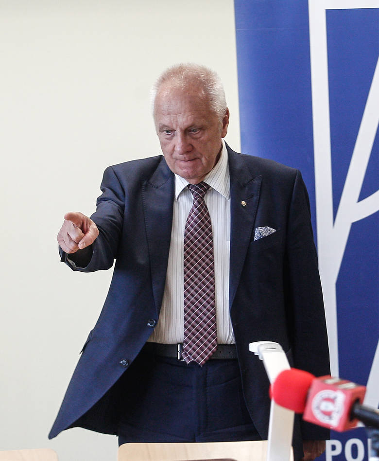 Podczas konferencji prasowej Stefan Niesiołowski nie krył złośliwości wobec przewodniczącego PO Grzegorza Schetyny, który „z uśmiechem prezentuje garnitur uzębienia”.