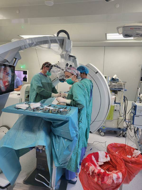 W trakcie operacji dzięki okularom 3D studenci mają cały czas podgląd z mikroskopu operacyjnego neurochirurga